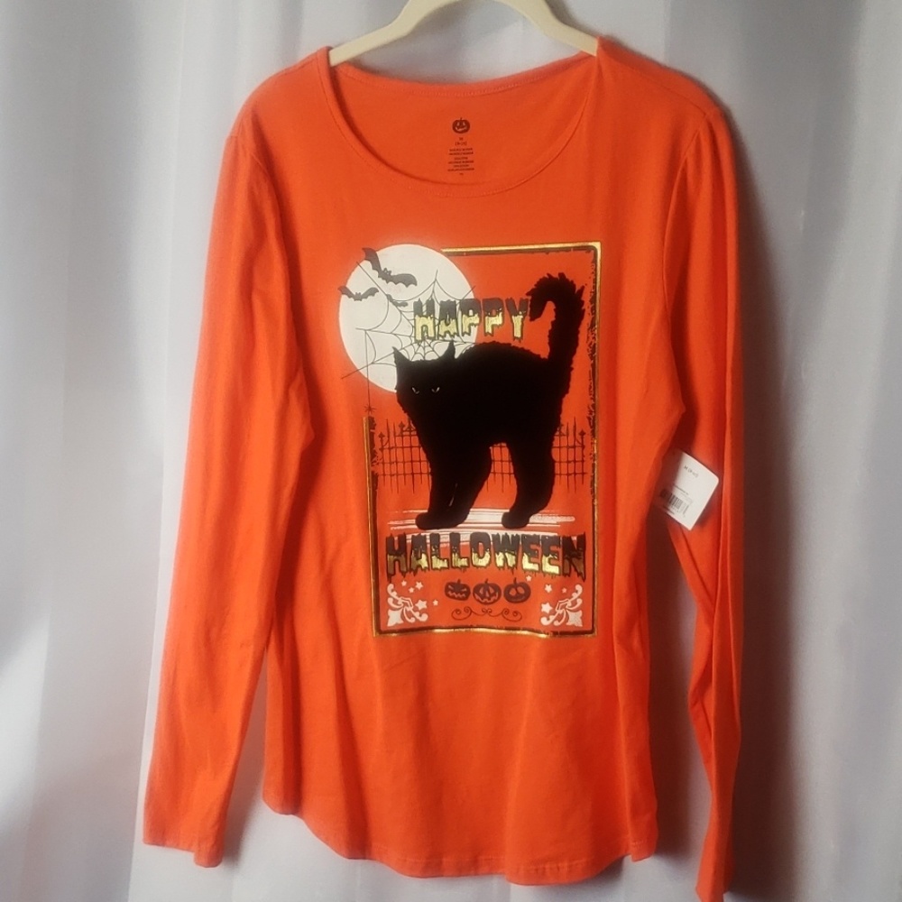 Sz m  Long Sleeve nwt Halloween graphic T.  c3